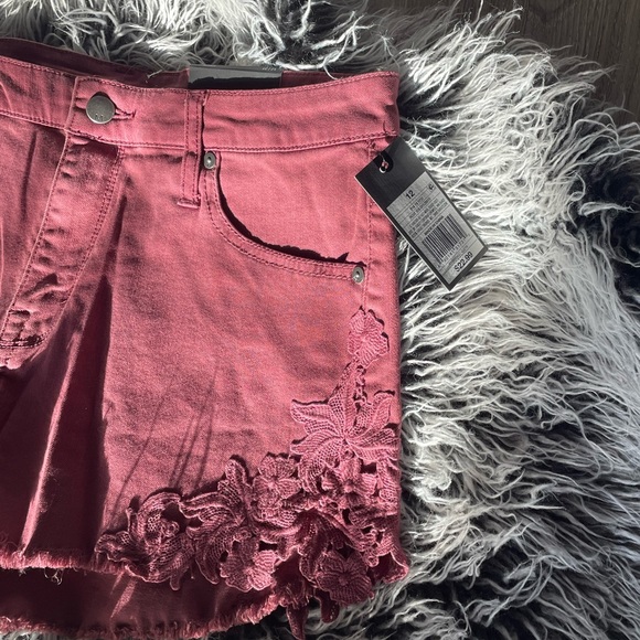 ❤️⏫🆕Mossimo Maroon Red with Lace High Waist Denim Shorts ✨NWT✨ - Picture 2 of 5